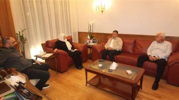 بهية الحريري تبحث شؤونا إنمائية وتهنئ الكابتن الحلاق بجائزة أفضل لاعب بهية الحريري تبحث شؤونا إنمائية وتهنئ الكابتن الحلاق بجائزة أفضل لاعب