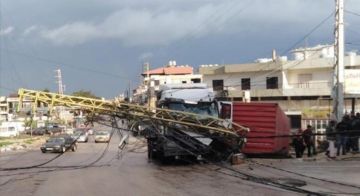 سقوط عمود كهرباء في الميناء