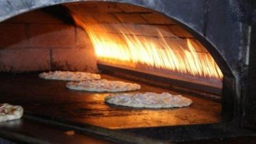 إقفال فرن بالشمع الأحمر