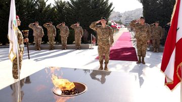 بالصور: العماد هيكل يضع إكليلا على نصب شهداء الجيش