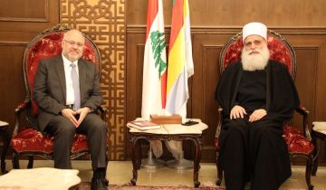 شيخ العقل تسلم من الوزير السابق الأبيض إصداره الجديد واستقبل زوارا