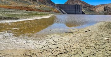 جفاف يضرب العمق الإيراني ومحطة كهرومائية تكشف حجم الانهيار المائي(صور)