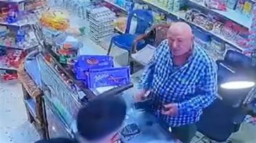 في منطقة لبنانية: الاعتداء على رجل ستيني وزوجته بسبب ورقة 20 دولار ممزقة! (فيديو داخل الخبر) في منطقة لبنانية: الاعتداء على رجل ستيني وزوجته بسبب ورقة 20 دولار ممزقة! (فيديو داخل الخبر)