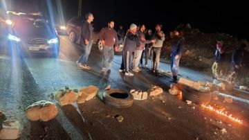 النشرة: اقفال طريق عرسال من قبل اصحاب الشاحنات المصادرة من قبل الجيش والتي كانت تعمل بالتهريب النشرة: اقفال طريق عرسال من قبل اصحاب الشاحنات المصادرة من قبل الجيش والتي كانت تعمل بالتهريب