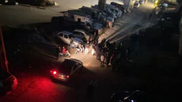 بالفيديو: مؤيدو حزب الله يتجمعون أمام منزل معارض... والاخير حياتي بخطر بالفيديو: مؤيدو حزب الله يتجمعون أمام منزل معارض... والاخير حياتي بخطر