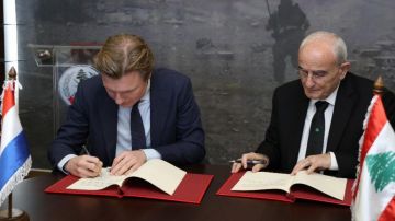 منسى وقع اتفاقية تعاون دفاعي مع نظيره الهولندي