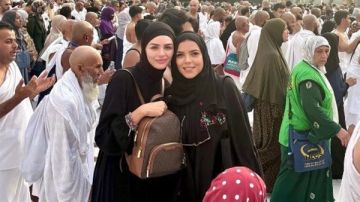 ناهد السباعي تؤدي مناسك العمرة برفقة هنادي مهنا: عمرة مامي التانية