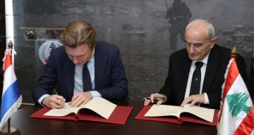 وزير الدفاع يوقع اتفاقية تعاون مع نظيره الهولندي