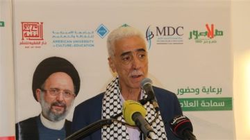 تكريم المربي رفعت شناعة في جناح فلسطين بمعرض الكتاب العربي في صور