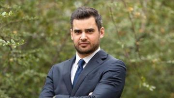 فرنجية وضع إكليلا من الزهر على ضريح حميد فرنجية في إهدن