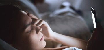 هل من علاقة بين الهواتف وقلة النوم؟