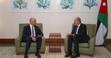 وزير الداخلية اللبناني يلتقي وزير الخارجية الأردني في المنامة: نأمل أن يضغط المجتمع الدولي على إسرائيل لتنفيذ التزاماتها وزير الداخلية اللبناني يلتقي وزير الخارجية الأردني في المنامة: نأمل أن يضغط المجتمع الدولي على إسرائيل لتنفيذ التزاماتها