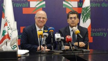 وزير العمل يتسلم من وزير الإعلام دليل إعلام المواطن بحقوقه في العمل (تقرير) وزير العمل يتسلم من وزير الإعلام دليل إعلام المواطن بحقوقه في العمل (تقرير)