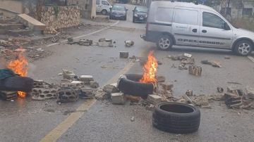 بالصورة: قطع الطريق احتجاجا على عدم التعويض عليه بالصورة: قطع الطريق احتجاجا على عدم التعويض عليه