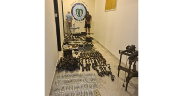 توقيف شخصين ومصادرة أسلحة وآلات للنقش والتحوير داخل مشغل في حارة حريك