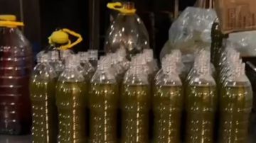 ختم محلين ومستودع الجمارك توقف فانا محملا بزيوت ملونة ختم محلين ومستودع الجمارك توقف فانا محملا بزيوت ملونة