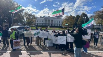 بالفيديو: أناشيد سورية أمام البيت الأبيض