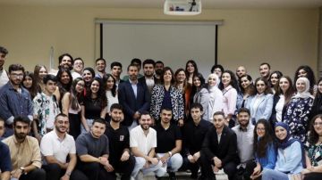 بايراقداريان التقت مجموعة من الطلاب الجامعيين بايراقداريان التقت مجموعة من الطلاب الجامعيين