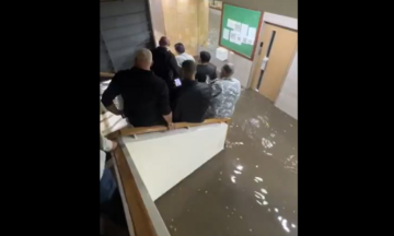 دخول مياه الأمطار إلى مبنى وزارة العمل ومحاصرة الموظفين والمراجعين