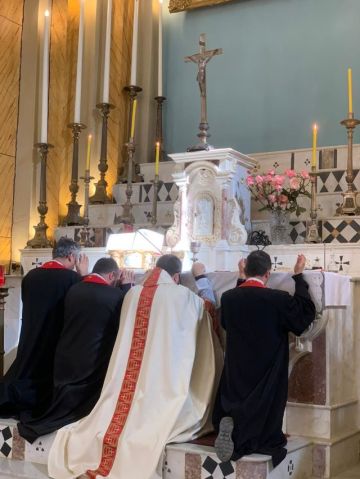 قداس امام ضريح خادم الله يوسف بك كرم في اهدن لمناسبة قبول دعوى تطوبيه واجراس المنطقة تقرع فرحا