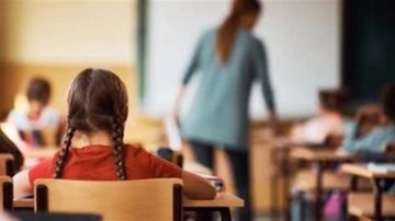 مخدرات في أحدى اكبر المدارس في لبنان.. والمروجة طالبة!!