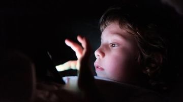 هل فعلا يؤثر الضوء الأزرق على نوم الأطفال؟