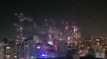 إطلاق مفرقعات نارية ضخمة في بيروت احتفالا بعيد الاستقلال إطلاق مفرقعات نارية ضخمة في بيروت احتفالا بعيد الاستقلال