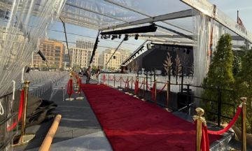 خيمة ساحة الشهداء.. نداءات إلى البابا وشجرة زيتون