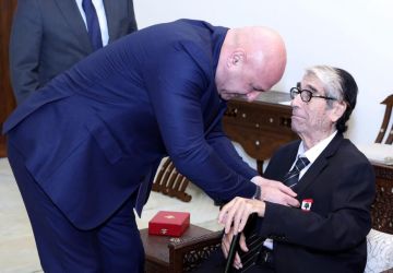 الرئيس عون قلد الفنان صلاح تيزاني ابو سليم وسام الاستحقاق اللبناني الفضي ذي السعف 