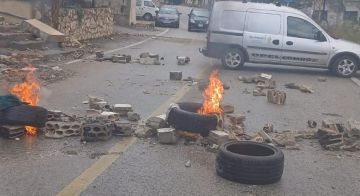 بالصورة: قطع الطريق احتجاجا على عدم التعويض عليه بالصورة: قطع الطريق احتجاجا على عدم التعويض عليه