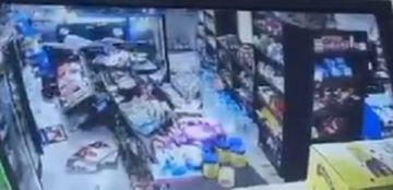 بالفيديو شاهدوا كيف اقتحمت سيارة السوبرماركت بالفيديو شاهدوا كيف اقتحمت سيارة السوبرماركت