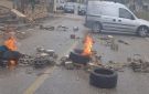 بالصورة: قطع الطريق احتجاجا على عدم التعويض عليه