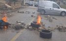 بالصورة: قطع الطريق احتجاجا على عدم التعويض عليه