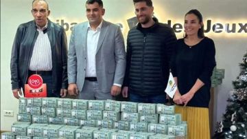 الجائزة المالية الضخمة (اللوتو) التي فاز بها الشاب حسين عطوي، والتي قدرت بـ3 مليون دولار أميركي الجائزة المالية الضخمة (اللوتو) التي فاز بها الشاب حسين عطوي، والتي قدرت بـ3 مليون دولار أميركي