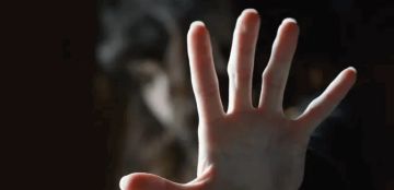 رفضت إنهاء خطوبتها.. أب يدفع ابنته من الطابق الثالث