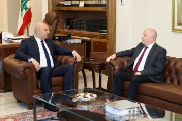 الرئيس عون بحث مع الأسمر ضرورة وقف إضراب القطاع العام ضمن معالجة سليمة وعادلة لملف الرواتب الرئيس عون بحث مع الأسمر ضرورة وقف إضراب القطاع العام ضمن معالجة سليمة وعادلة لملف الرواتب