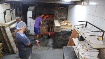 بعدما احرقته النيران قبل ايام .... فرن عوض الى العمل من جديد !