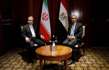 وزير الخارجية المصري يبحث مع نظيره الإيراني برنامج طهران النووي وزير الخارجية المصري يبحث مع نظيره الإيراني برنامج طهران النووي