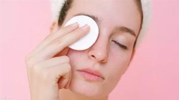 تحذير للنساء: 10 عادات تجميلية يومية قد تهدد صحة عينيك! تحذير للنساء: 10 عادات تجميلية يومية قد تهدد صحة عينيك!