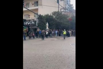 حشود كبيرة في دير الصليب وعلى طرقات جل الديب وضبية بانتظار وصول البابا لاوون