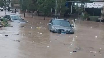 بالفيديو: الأمطار تغرق الطرقات والسيارات