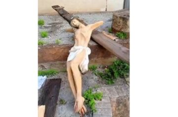 عدد من الأشخاص اقدموا على تحطيم صليب المسيح في منطقة الدورة قرب مستشفى مار يوسف