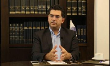 وزير الإعلام غادر الى قطر للمشاركة في منتدى الدوحة