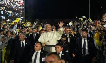 البابا بلا زجاج عازل بين الشبيبة في بكركي (فيديو)