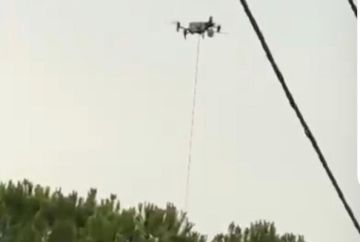 النشرة: محلقة إسرائيلية تحاول من خلال حبل سحب درون كانت قد سقطت في الخيام النشرة: محلقة إسرائيلية تحاول من خلال حبل سحب درون كانت قد سقطت في الخيام