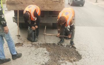 التحكم المروري: أعمال تزفيت ومعالجة للحفر في نهر الموت تسبب ازدحاما مروريا