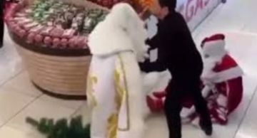 سانتا كلوز يفقد أعصابه.. عراك عنيف بين اثنين بزي بابا نويل