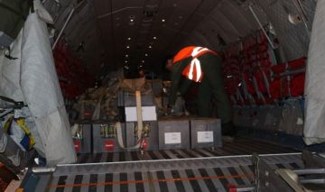 طائرة تشيكية تحمل مواد غذائية هبة للجيش اللبناني وصلت إلى مطار بيروت طائرة تشيكية تحمل مواد غذائية هبة للجيش اللبناني وصلت إلى مطار بيروت