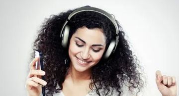 ما العلامات التي تكشف الأغاني المصنوعة بالذكاء الاصطناعي؟