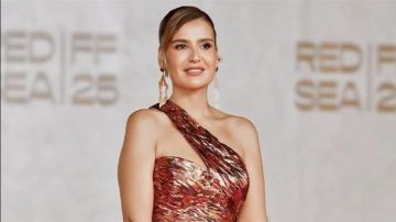 إطلالة نارية هنا شيحة تخطف الأنظار بتصميم ذهبي نحاسي استثنائي في جدة إطلالة نارية هنا شيحة تخطف الأنظار بتصميم ذهبي نحاسي استثنائي في جدة